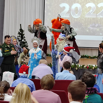 Благотворительная помощь и новогодние подарки для детей из ДДИ, Екатеринбург, 01.2022 / Мир Детства